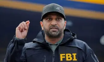 Director del FBI demanda por 250 millones de dólares a medio por señalamientos de ebriedad