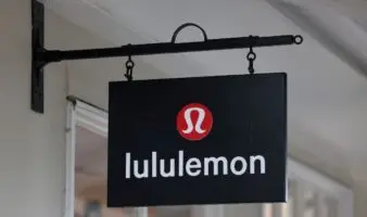 Demandan a Lululemon en EE.UU. por químicos tóxicos en su ropa