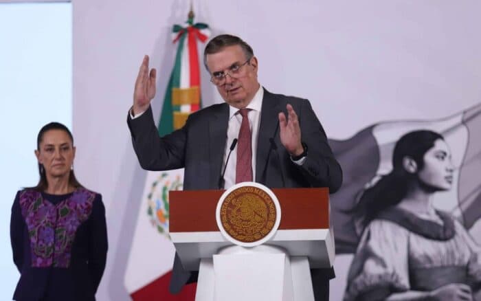 Ebrard admite que su hijo vivió en la embajada de México en Reino Unido