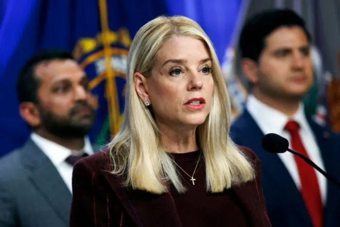 Perfil | Pam Bondi, la leal fiscal general que se quemó por defender a Trump y perdió su confianza