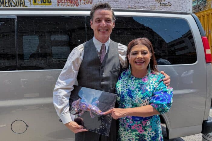 Pedro Pascal filma en CDMX y Brugada le entrega regalo por su cumpleaños