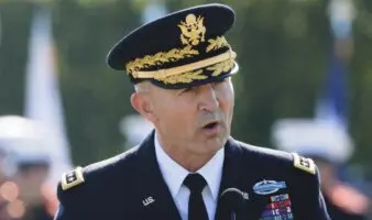 Pete Hegseth destituye al jefe del Estado Mayor de EE. UU.