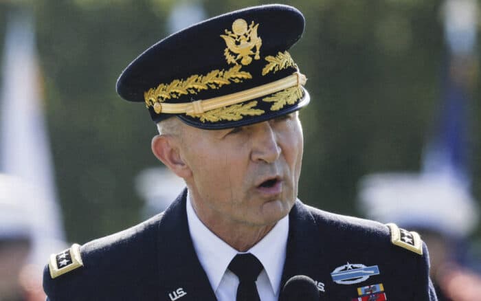 Exjefe del Estado Mayor del Ejército de EE.UU. pide 'líderes valientes y con carácter' tras ser destituido por Hegseth