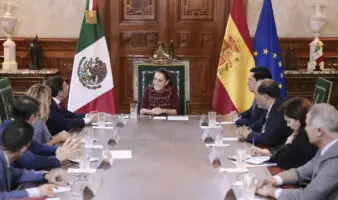 Canciller español entrega a Sheinbaum invitación del rey Felipe VI a cumbre en Madrid