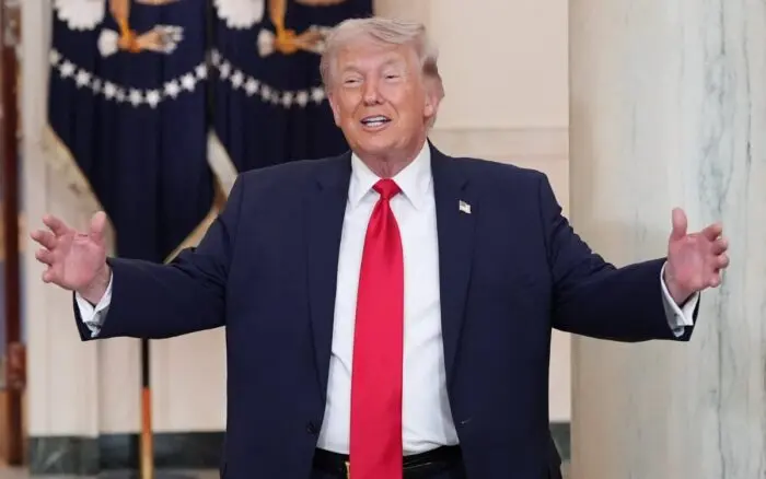 Trump impone aranceles del 100% a medicamentos