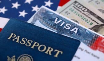 Bloquea juez norma de Trump que endurece visas a estudiantes y periodistas extranjeros