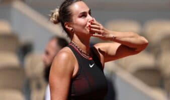 Roland Garros 2026: Responde Sabalenka a las críticas por su collar de diamantes: 'si luzco bien, juego mejor' | Video