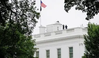 Difunden antecedentes del atacante abatido cerca de la Casa Blanca; Trump agradece al Servicio Secreto