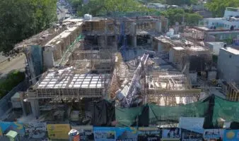 Desplome de grúa en Roma Sur deja cuatro personas heridas; gobierno suspende obras