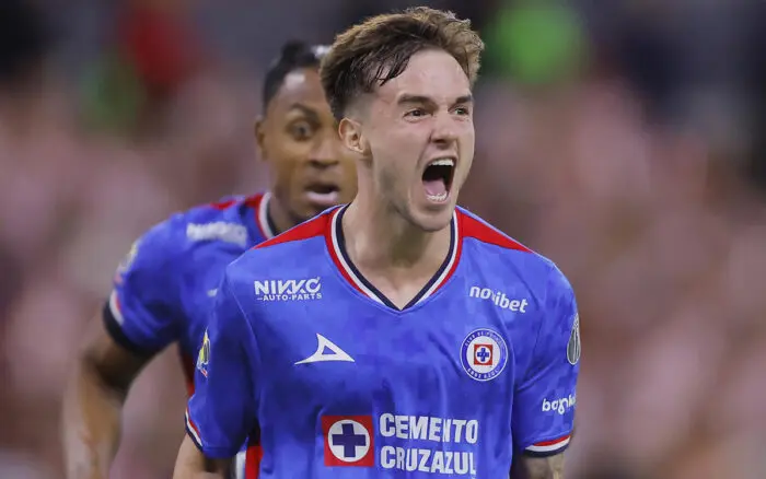Cruz Azul derrota 2-1 a Chivas y avanza a la final del Clausura
