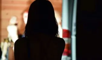 Piden 10 años de cárcel para acusado de prostituir a su esposa con 120 hombres