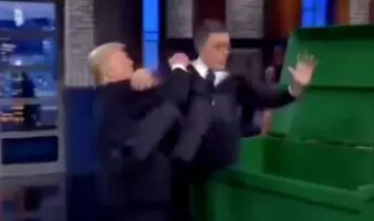 Trump aparece en video con IA tirando a Stephen Colbert a la basura