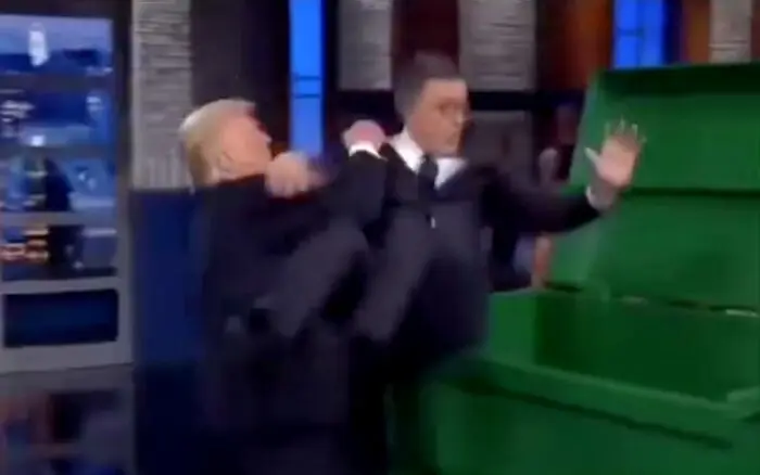 Trump aparece en video con IA tirando a Stephen Colbert a la basura