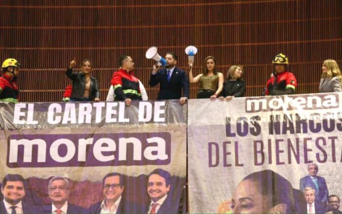 PRI coloca mantas sobre el 'Cártel de Morena'… no salen en transmisión de Cámara de Diputados