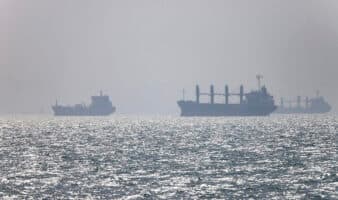 EE.UU. busca abrir ruta bidireccional en Ormuz; Irán descarta una solución militar