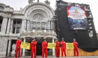 Con manta en Bellas Artes, Greenpeace exige a Semarnat frenar autorización de 'Perfect Day Mahahual'