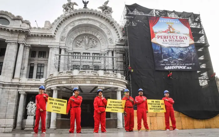 Con manta en Bellas Artes, Greenpeace exige a Semarnat frenar autorización de 'Perfect Day Mahahual'