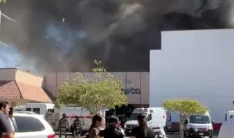 Incendio consume plaza comercial en Los Mochis: cinco muertos