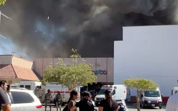Incendio consume plaza comercial en Los Mochis