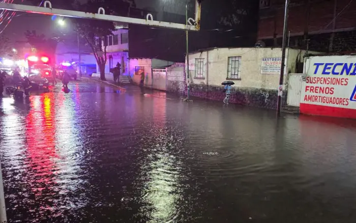 Lluvias colapsan vialidades y activan operativo de emergencia en CDMX