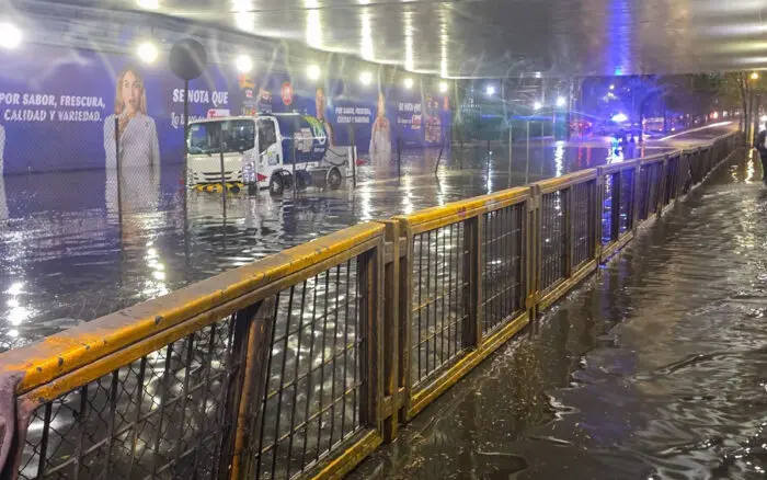 Aristegui en Vivo: Cancelan 'megavacaciones'; detienen a operador del 'señor de los buques'; lluvias colapsan CDMX (12/05/2026)