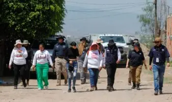 Madres buscadoras hallan 60 bolsas con restos humanos en fosa de Jalisco