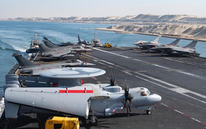 Francia acerca portaaviones al Estrecho de Ormuz tras ataque a buque