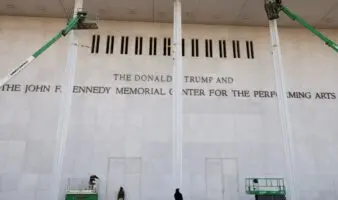 Revés para Trump; juez le ordena retirar su nombre del Kennedy Center