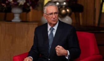 Tribunal británico sanciona a Salinas Pliego por espionaje en litigio