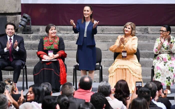 Anuncia Sheinbaum alza salarial del 9% a docentes en medio de protestas por Día del Maestro