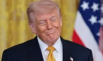Trump se pierde la boda de su hijo en Bahamas; 'mi amor por EU no me lo permite'