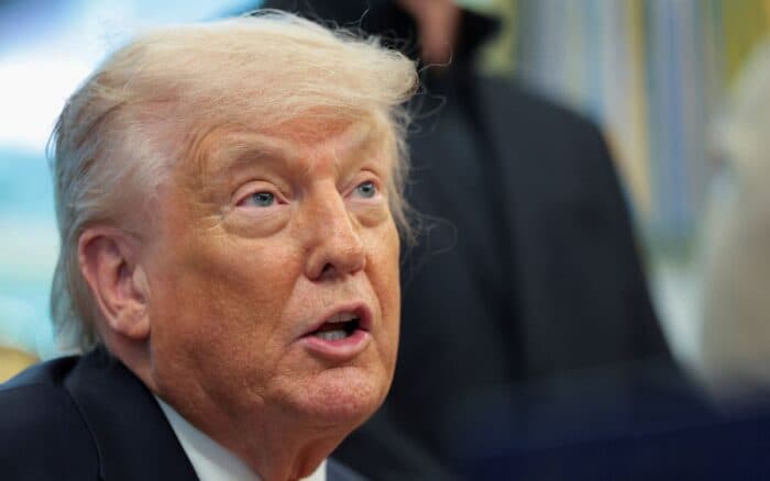 Trump habría suspendido escolta de buques en Ormuz por presión de Arabia Saudí, según NBC