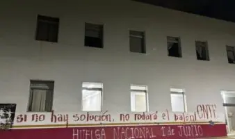 Vandalizan sede de Morena en Oaxaca con mensajes en apoyo a la CNTE