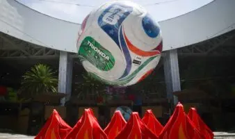 Greenpeace 'prende' la terminal 2 del AICM para alertar sobre consecuencias negativas del cambio climático en el futbol