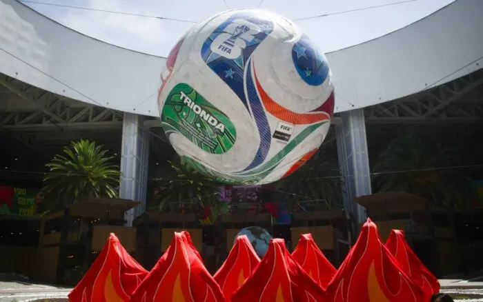 Greenpeace 'prende' la terminal 2 del AICM para alertar sobre consecuencias negativas del cambio climático en el futbol