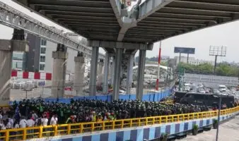 Autoridades cierran accesos vehiculares al AICM por maestros; normalistas bloquean México-Cuernavaca
