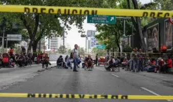 CNTE bloquea Reforma con tres células de maestros y amenaza con plantarse en esa avenida