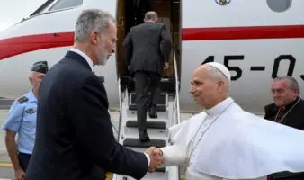 Avería aérea obliga al Papa León XIV a viajar en avión del rey de España