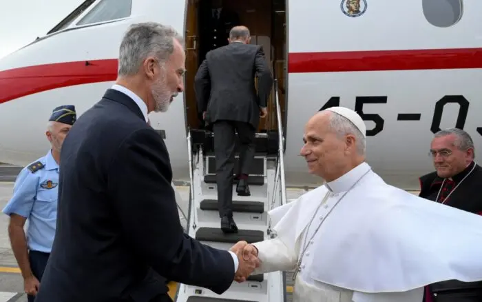 Avería aérea obliga al Papa León XIV a viajar en avión del rey de España