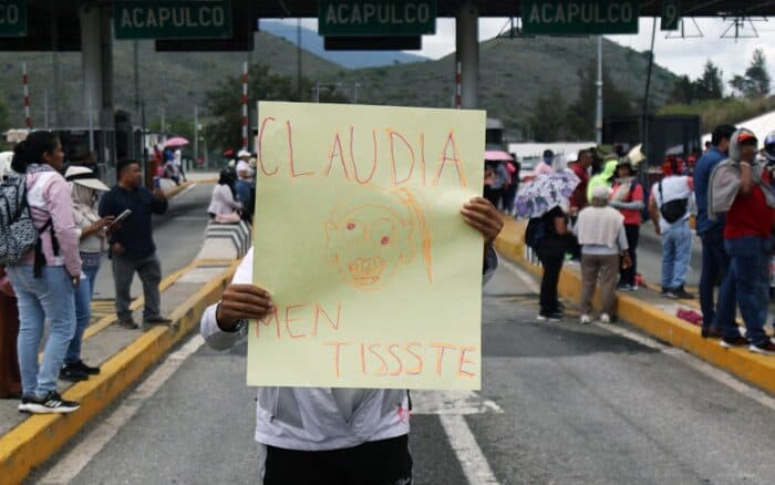 CNTE toma casetas en seis estados y permite libre paso a autos