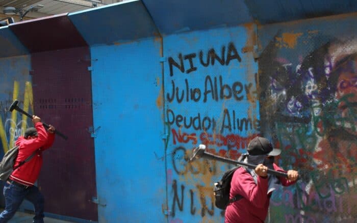 CNTE amaga con boicotear el Mundial y arremete contra vallas que amurallan al Zócalo