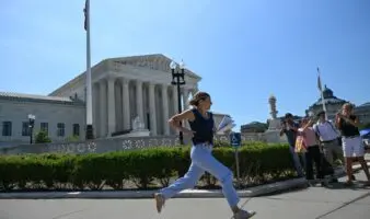 Corte Suprema de EE.UU. rechaza restringir el derecho a ciudadanía por nacimiento y batea orden de Trump