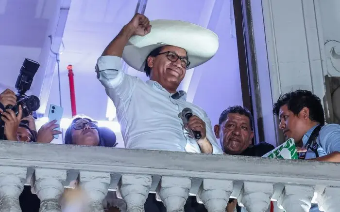 Sánchez aventaja con 44,522 votos a Fujimori con el 95 % de las boletas contadas en Perú