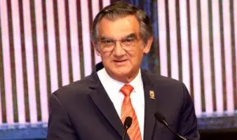 Américo Villarreal muestra su visa y rechaza nexos con el huachicol