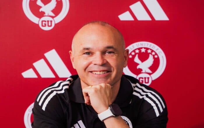 Andrés Iniesta hace sus pininos como técnico en el Gulf United de Dubái | Video