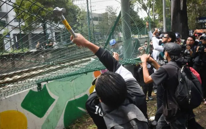 Cierran Tren Ligero tras ser vandalizado por manifestantes