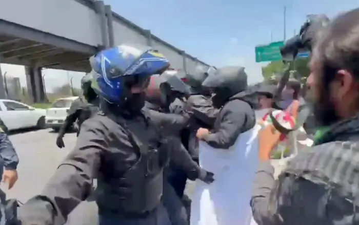 Policías encapsulan a familias buscadoras en Tlalpan