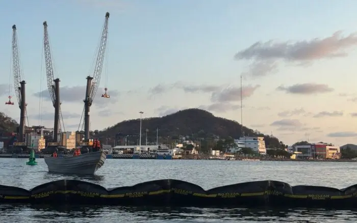 Colima | Marina contiene derrame de hidrocarburos en inmediaciones de muelle turístico