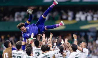 'Me voy con la cabeza en alto': Guillermo Ochoa al despedirse en el Estadio Ciudad de México | Fotogalería