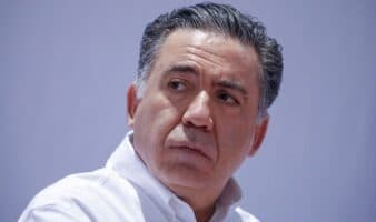 Senador Inzunza reaparece en sesión a casi dos meses de acusaciones de EE.UU.